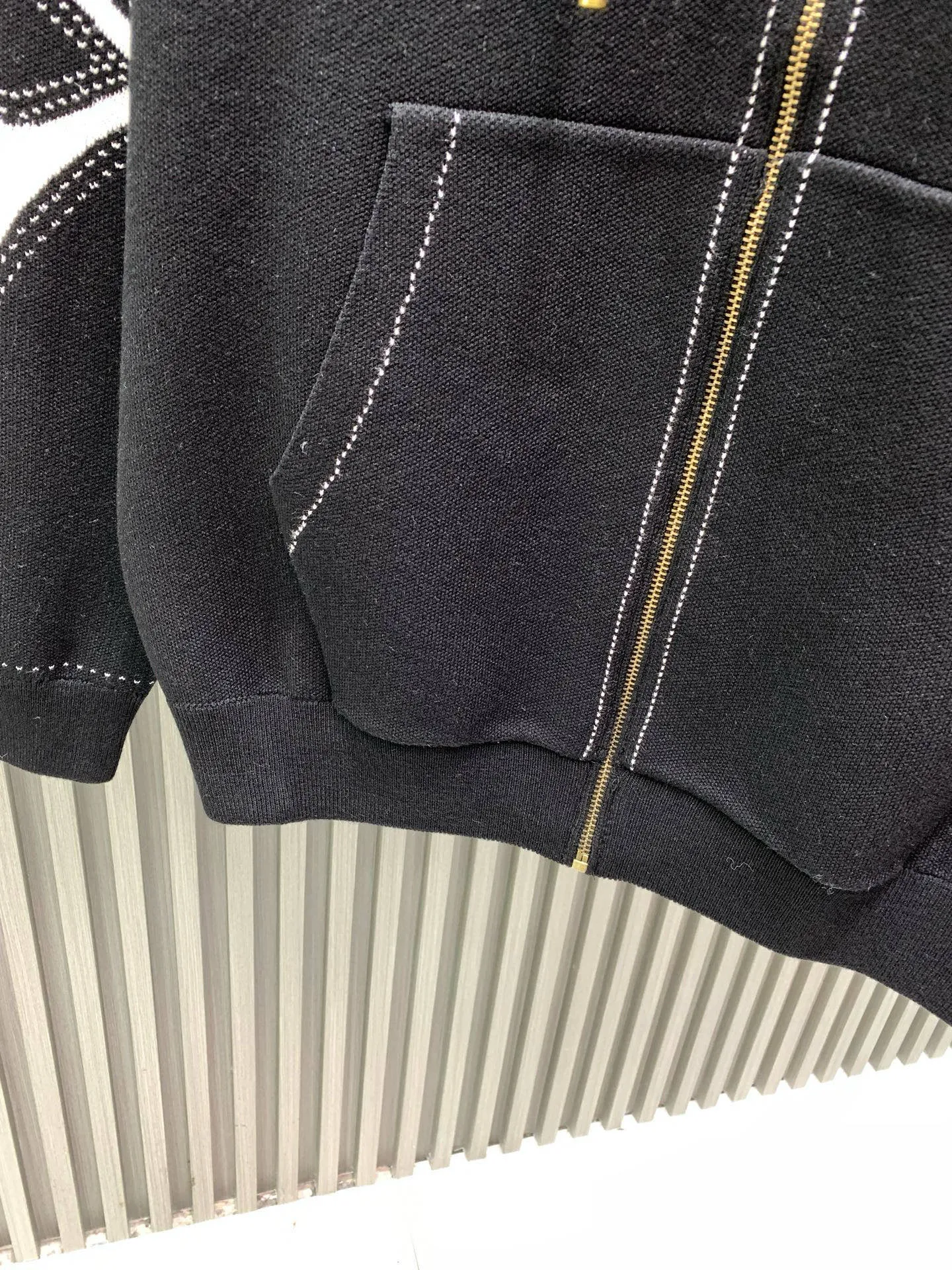 🅿️560 🀄️ Louis Vuitton Louis Vuitton lv intarsia pattern knitted zipper hoodie jacket. It is fashionable and practical and enhances the identity. The trend of low-key luxury, regardless of the occasion and age. Casual fashionable age-reducing artifact, fully showing the charm of fashion and luxury. Fiber cotton yarn texture, made of Stoll CNC fine knitting. It is delicate and soft and has good warmth. It is not tight at all when worn next to the body. Suitable to be worn alone or as an inner layer. The monogram intarsia flower pattern with needlework stitches exudes charming fashion charm. The black and white color matching reflects the perfect contrasting design. It is avant-garde and full of trendy beauty. The overall beauty is unquestionable. The inscribed zipper placket and dotted line design create an open-line look. The edges of the ribbed cuffs and hem are neat and detailed. Many details of the design will be visible at a glance. Can be worn with couples in the same style for both men and women.